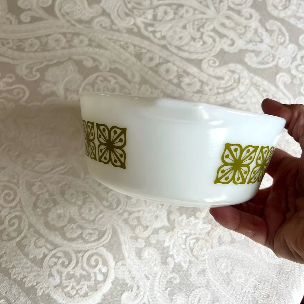 Pyrex verde square flower 472 1.5 pint casserole dish great condition